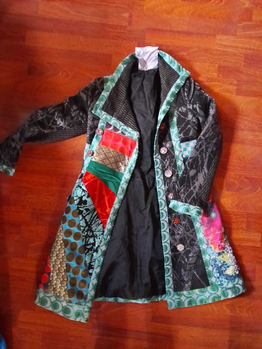 Desigual, kolorowy płaszcz z różnych faktur 36