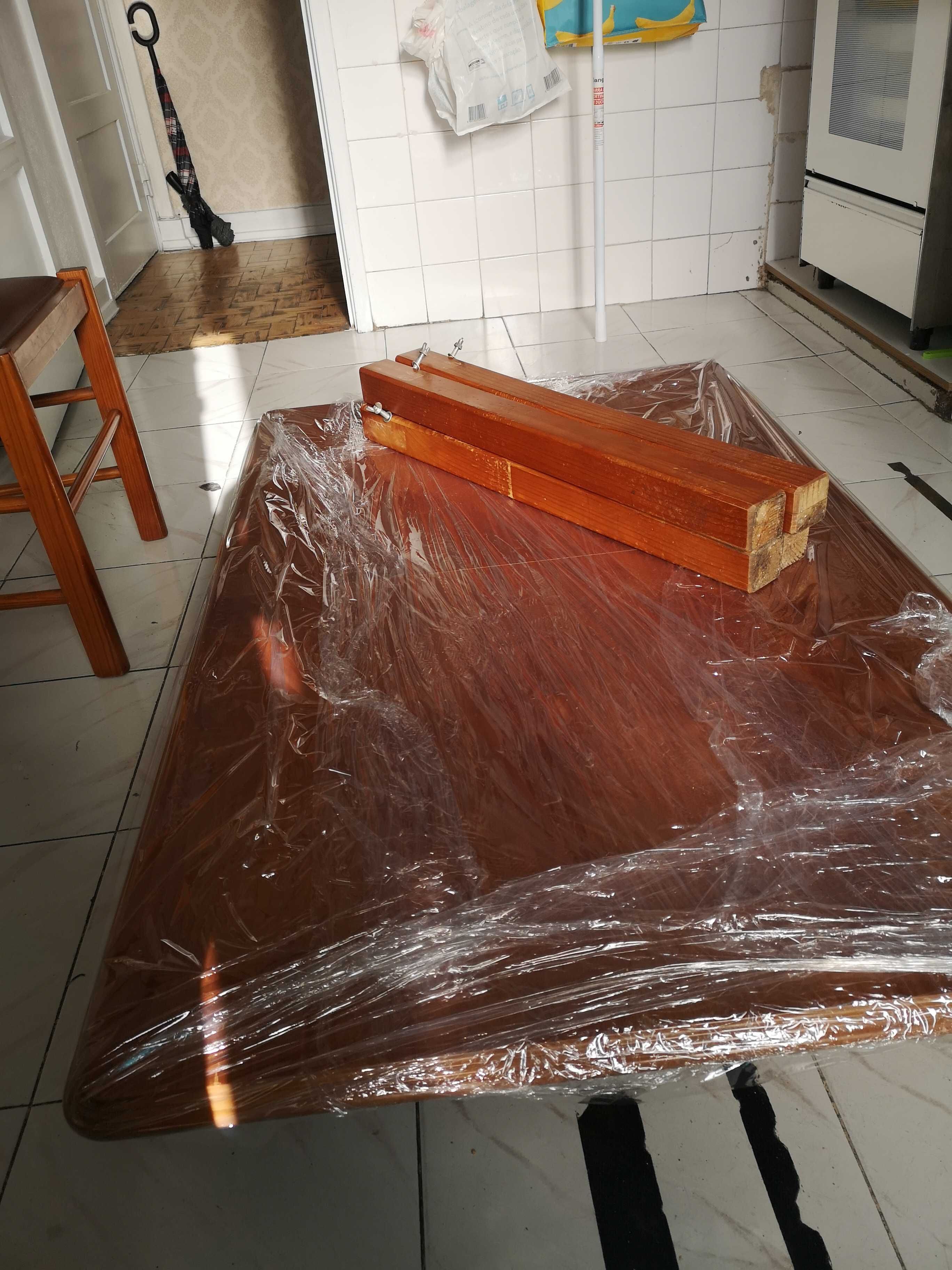 Mesa de jantar capacidade 8 pessoa, segunda mão, em bom estado!
