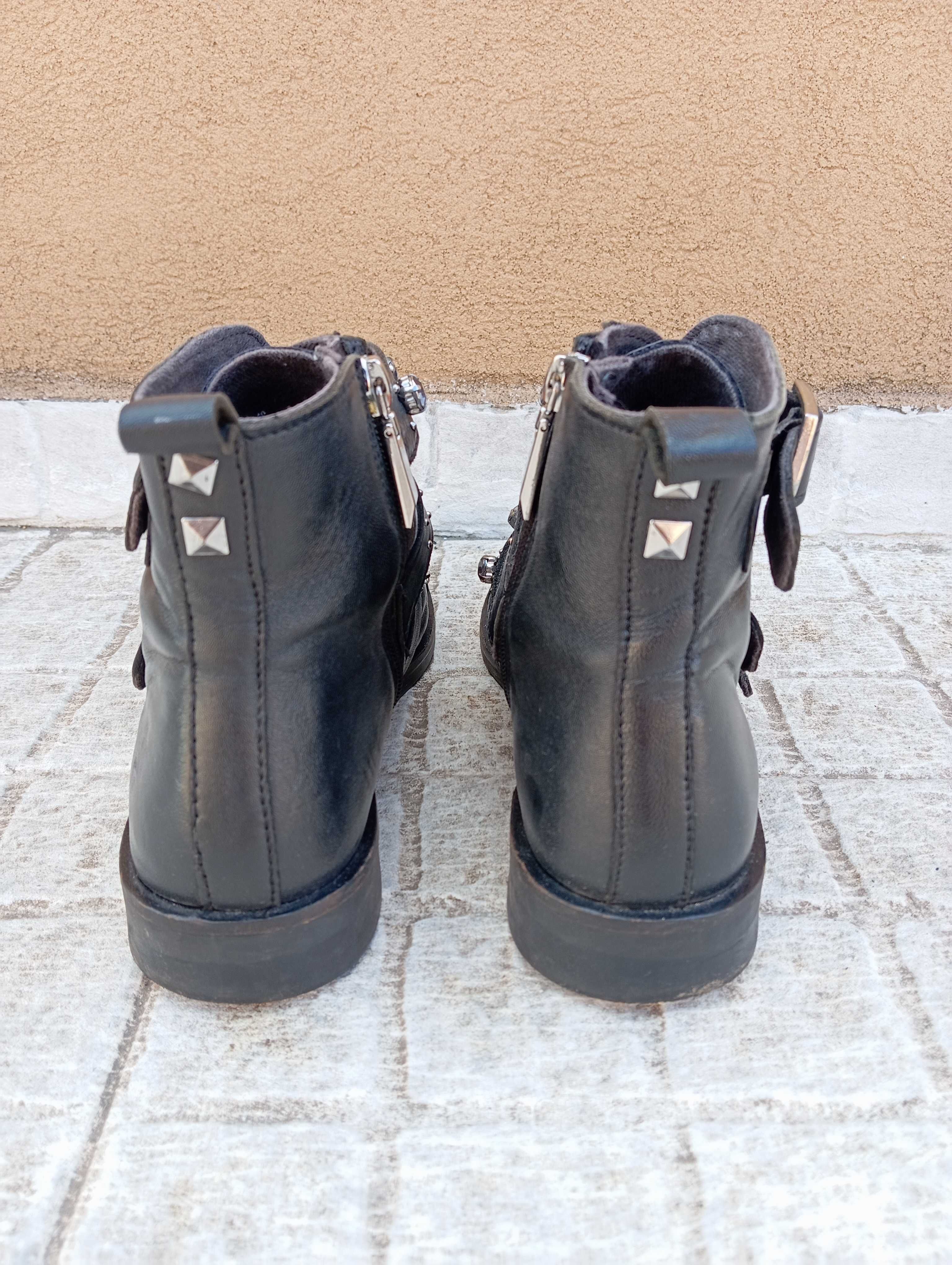 Botas pretas com tachas pele Stradivarius