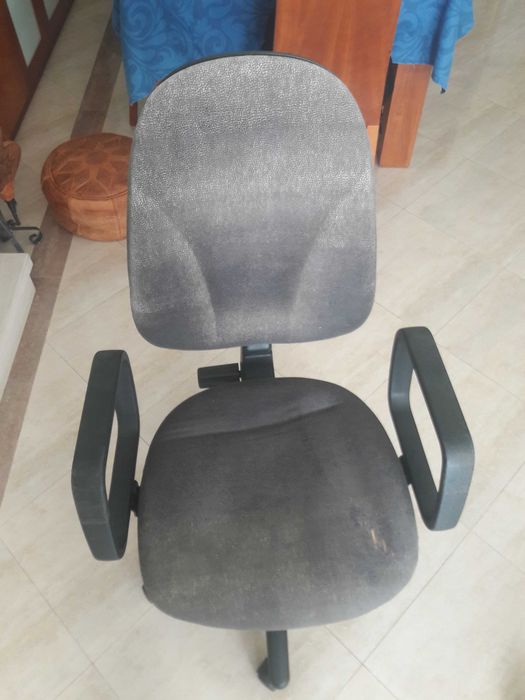 2 Cadeiras de Escritório Giratórias, cor preta.