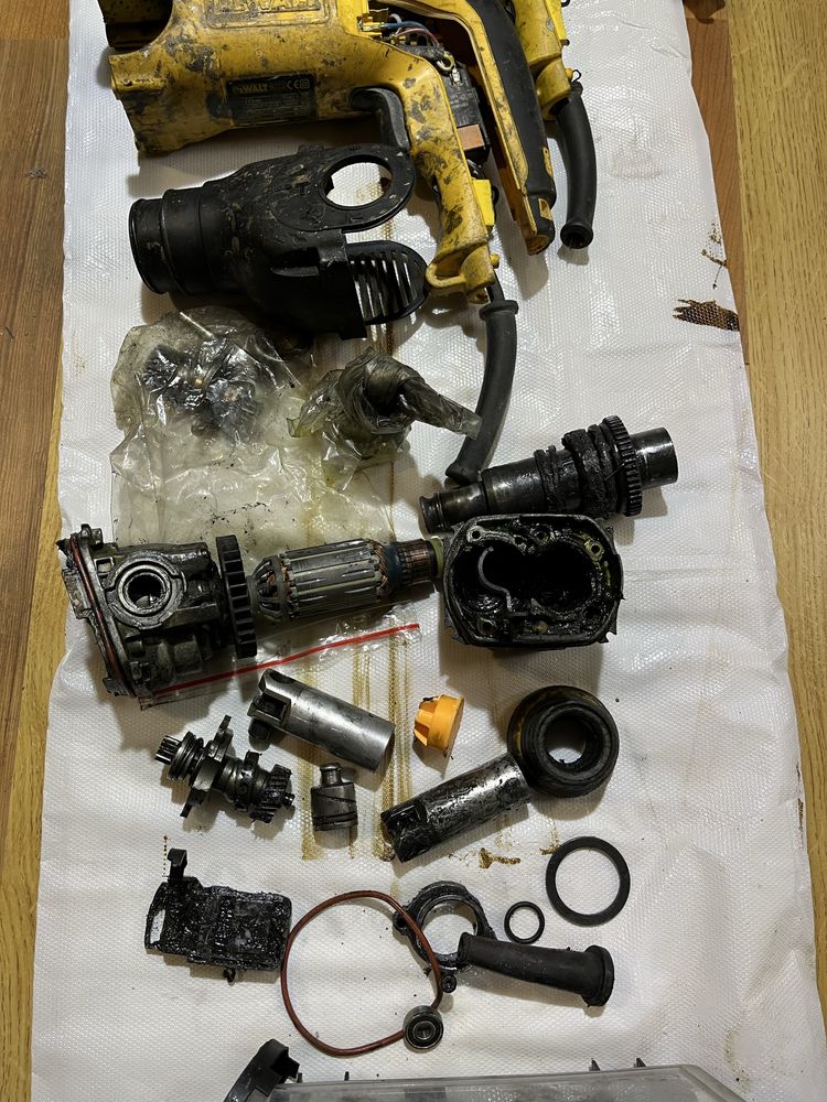 młotowiertarka DeWALT D25113 na części