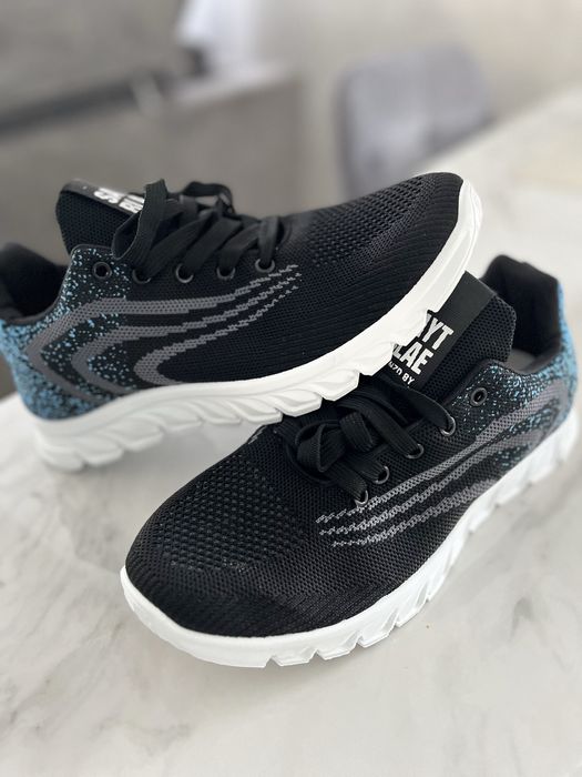 Легкі чоловічі кросівки р. 44