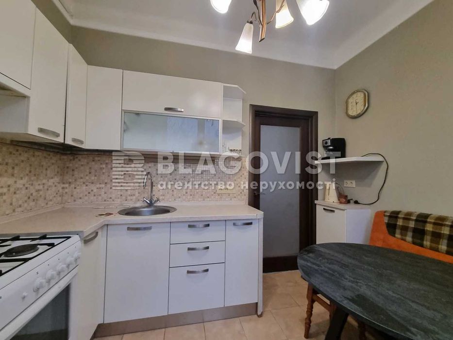 Продаж 2кім.Очаківська 8, Сталінка, район Севастопольської площі