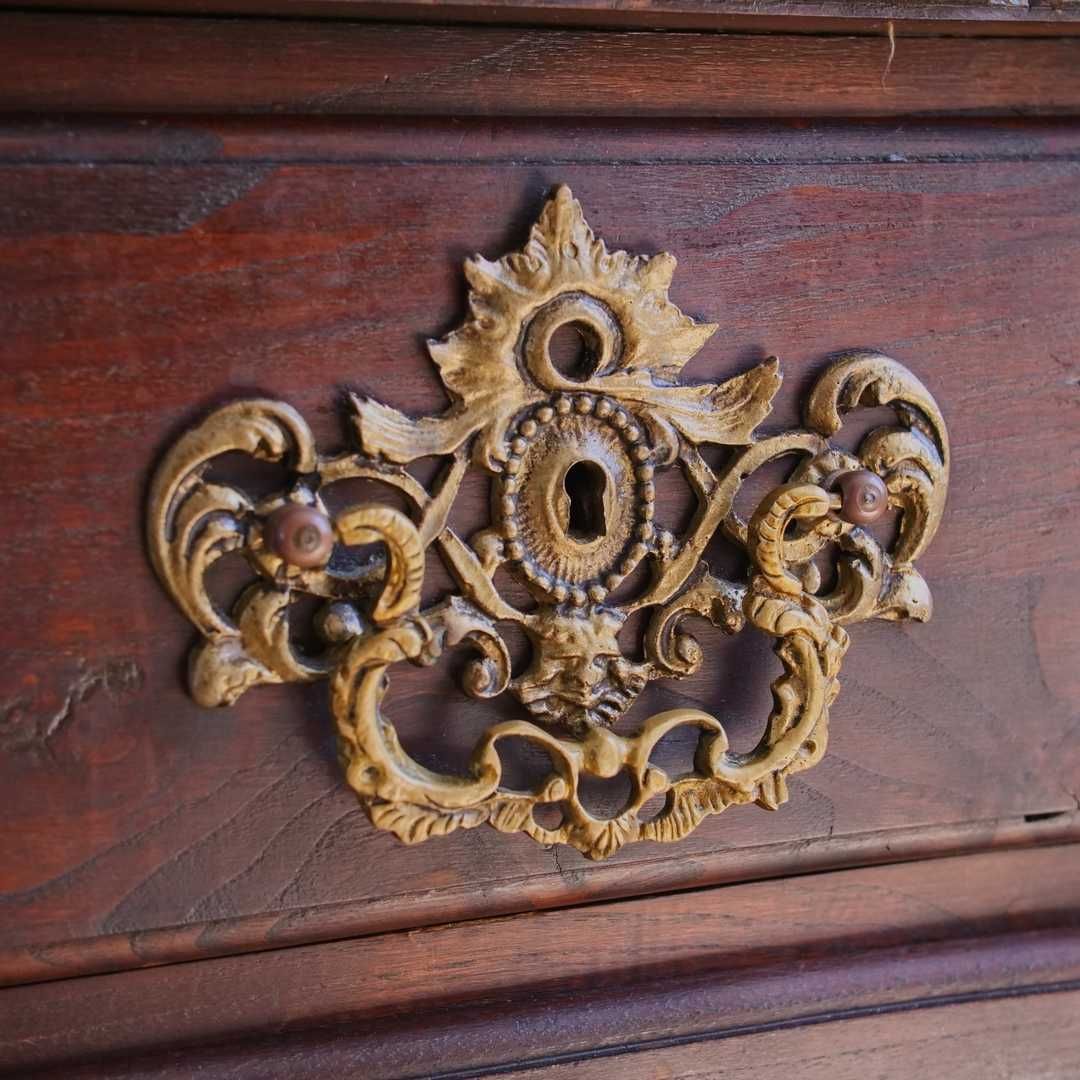 Cómoda antiga ao estilo D. José em madeira maciça