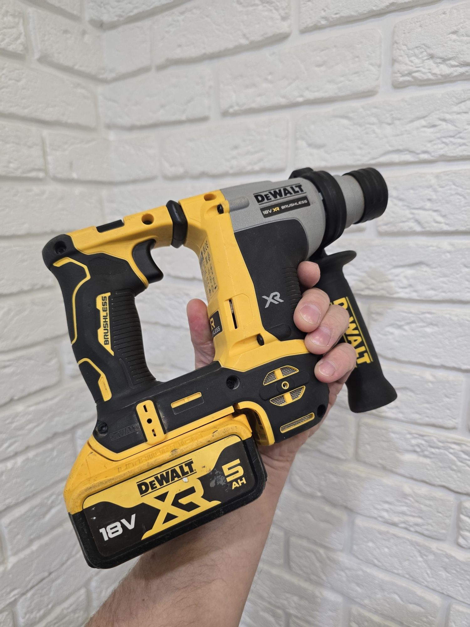 Безщітковий перфоратор Dewalt+акумулятор
