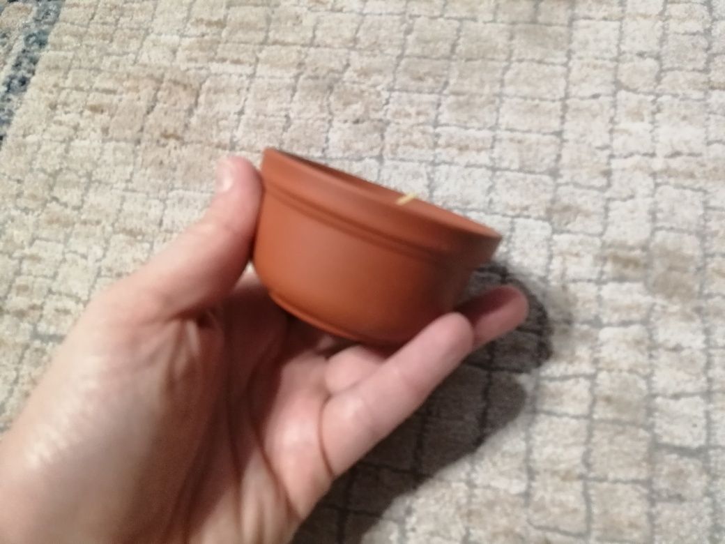 Świeczka w ceramicznym naczyniu