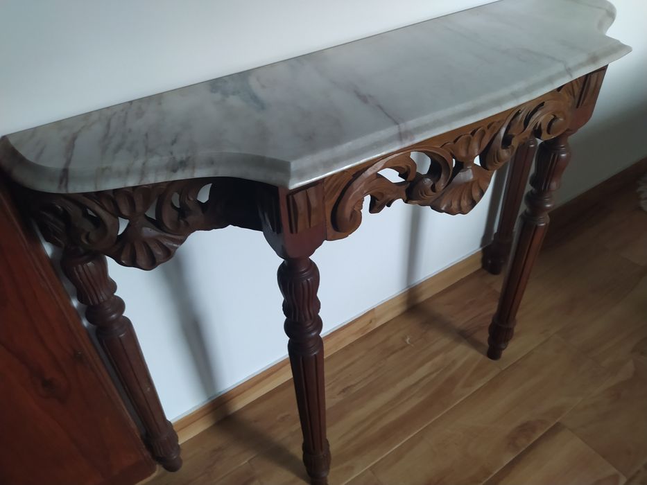 Móvel de entrada com tampo em mármore