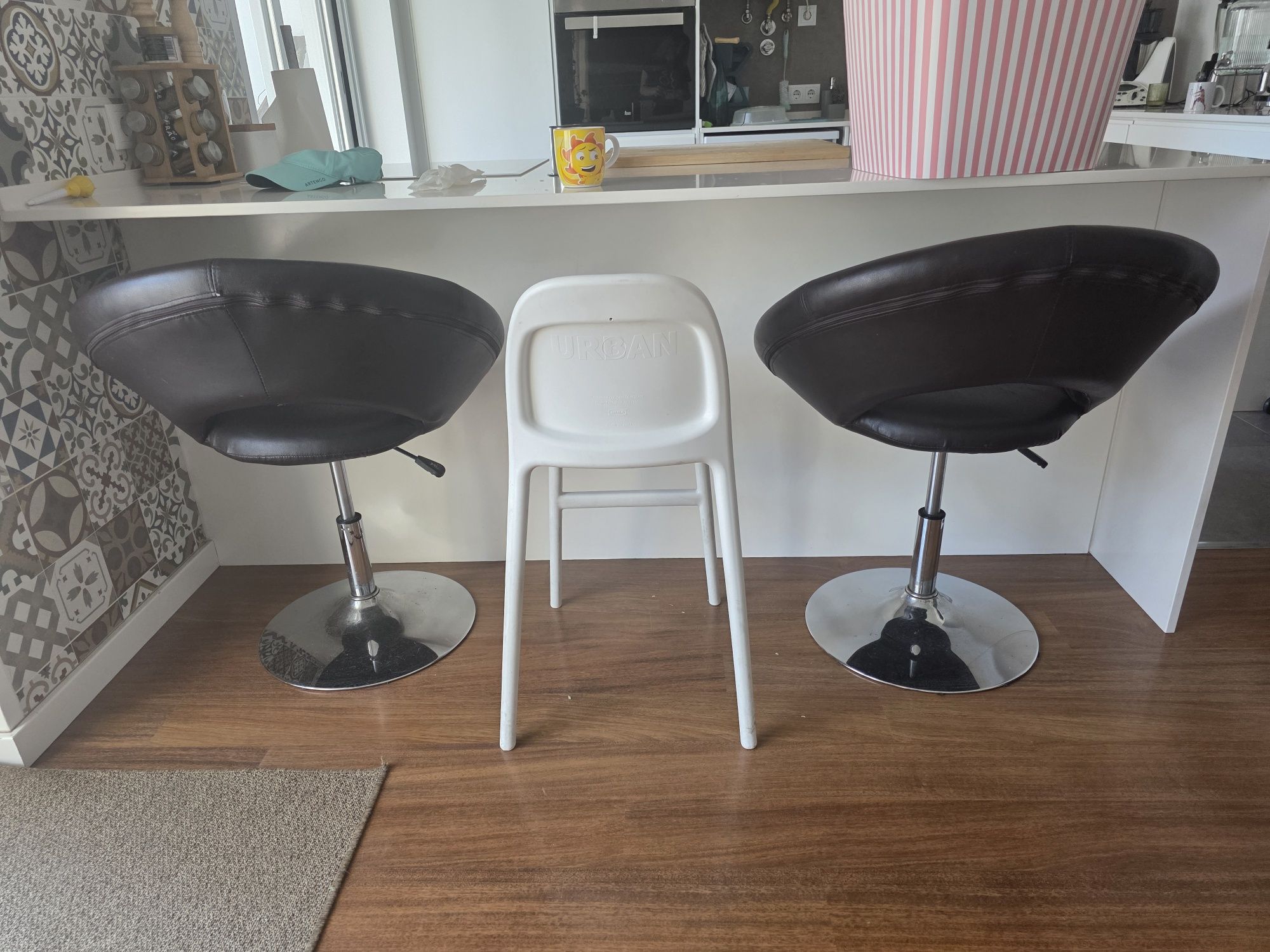 2 Cadeiras redondas para restauro 15 euros