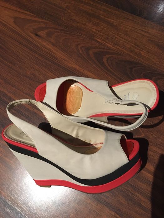 Buty koturny beż, czerwień, granat, CCC Jennifer 37