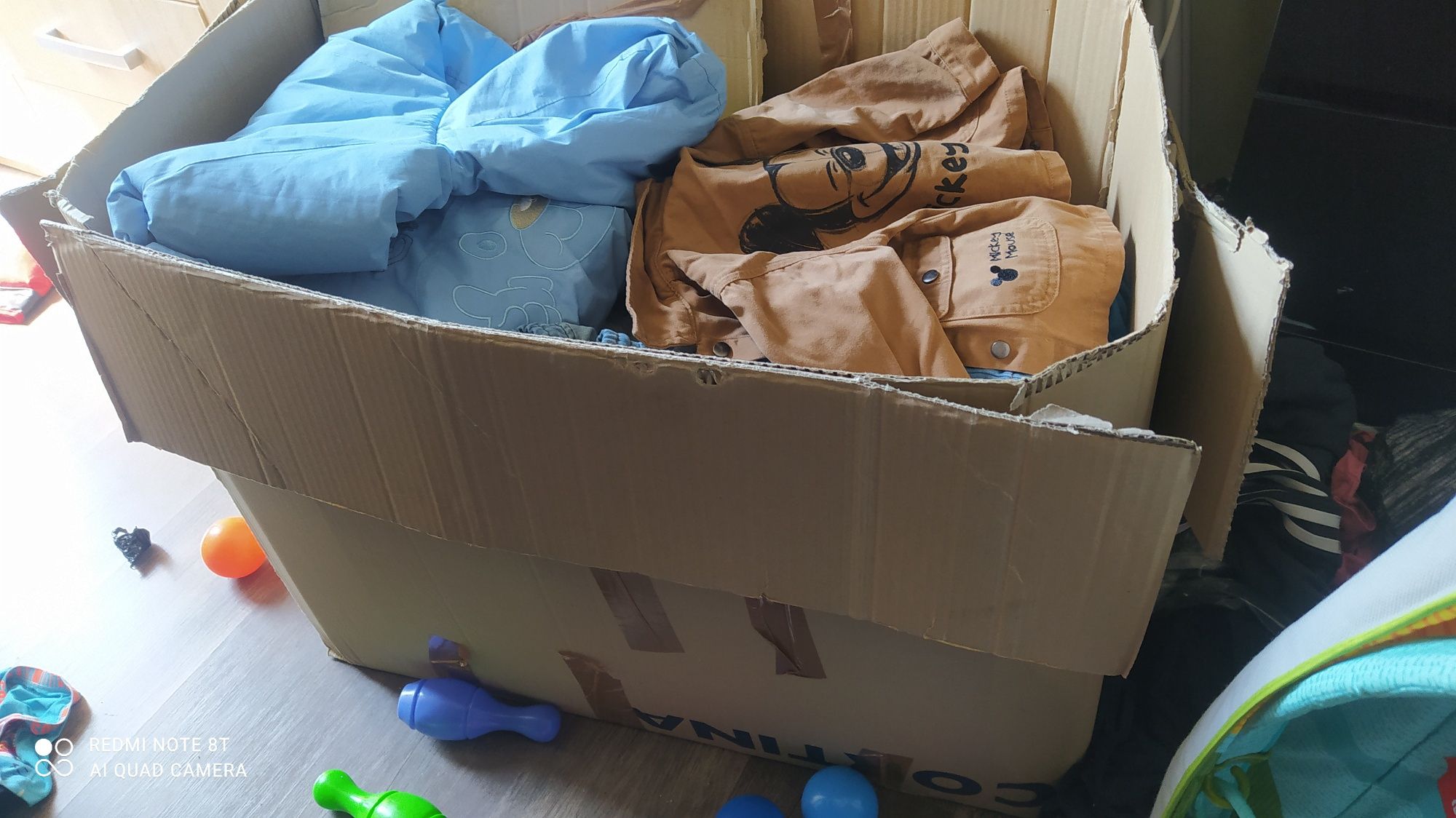 Karton ubrań chłopiec mata