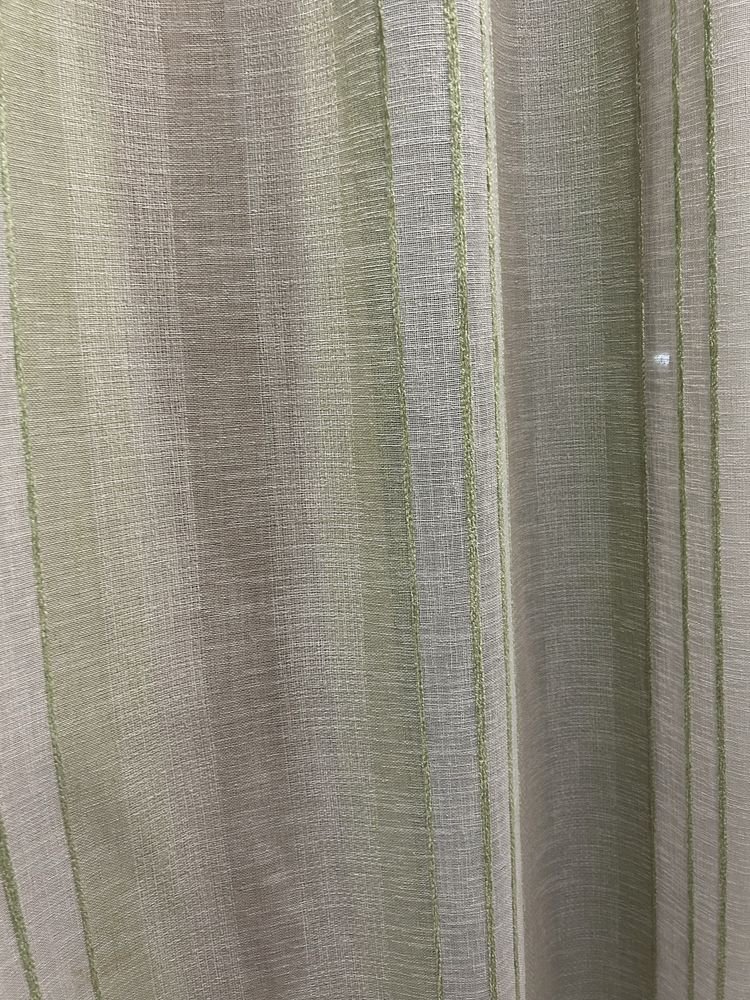 Cortinas bege e verde.
