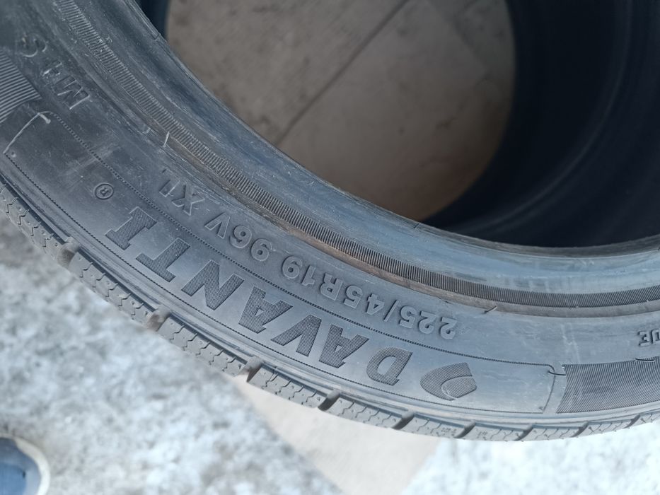 225/45 R19 Davanti