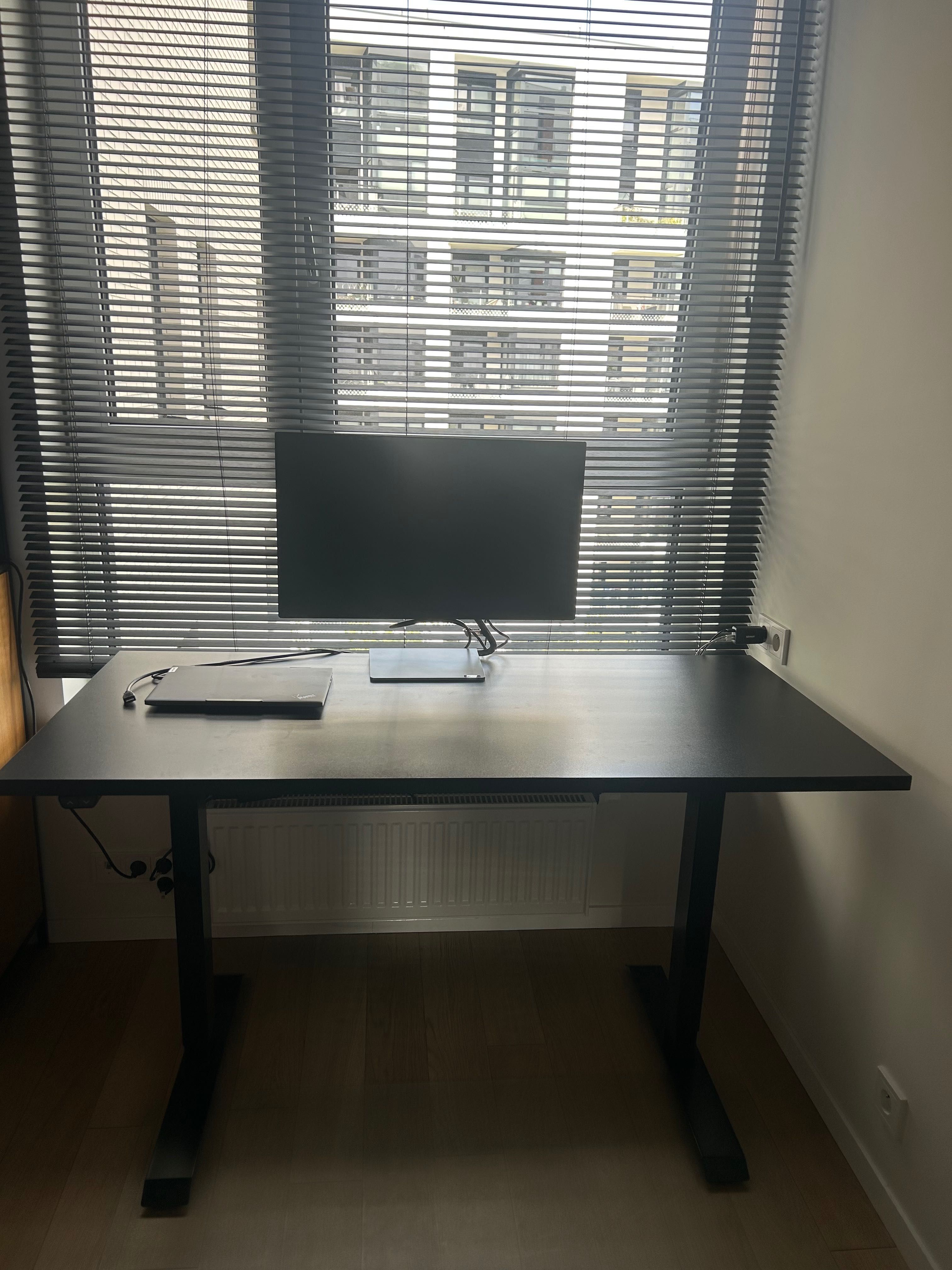 Biurko czarne z elektryczną regulacją wysokości 140x70cm