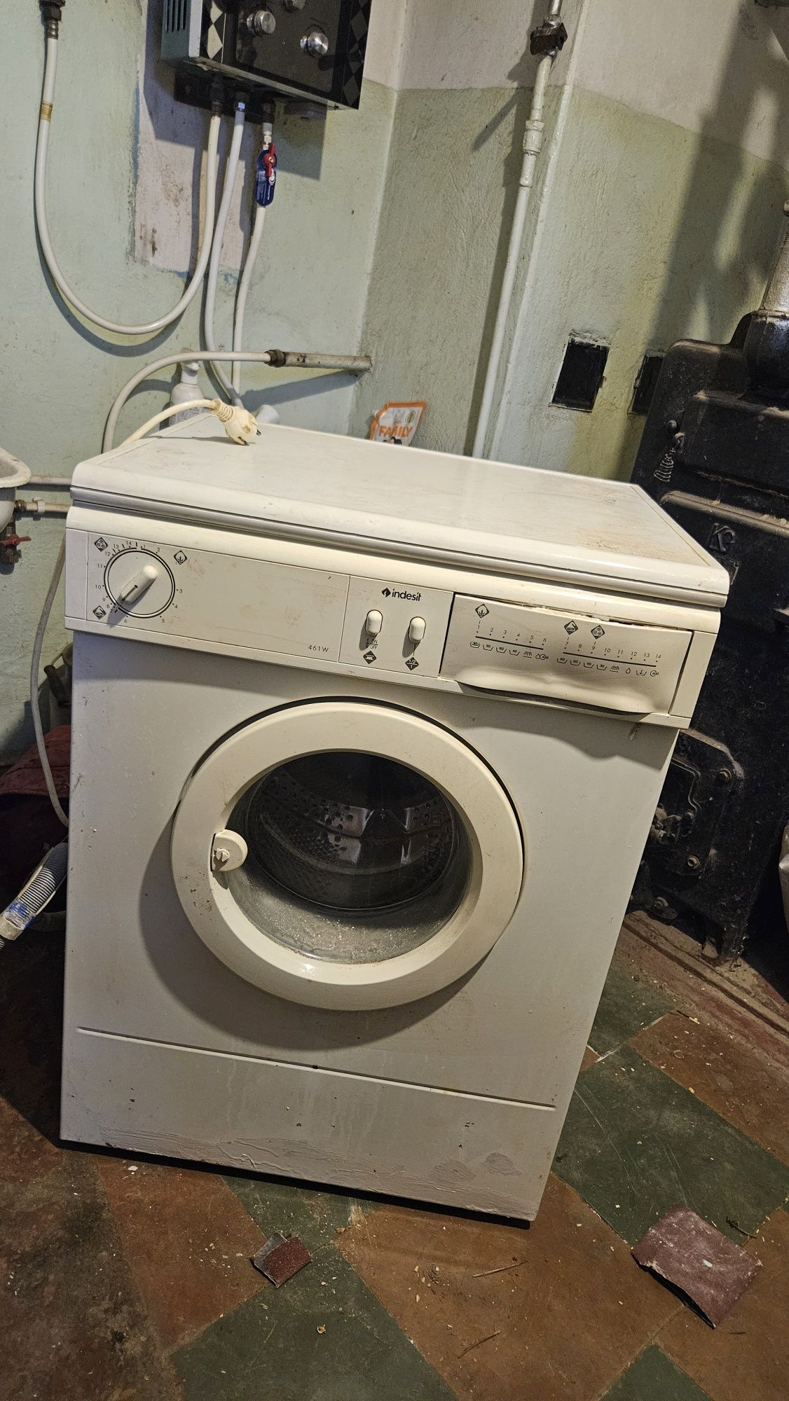 Продам стиральную машинку Indesit на запчасти