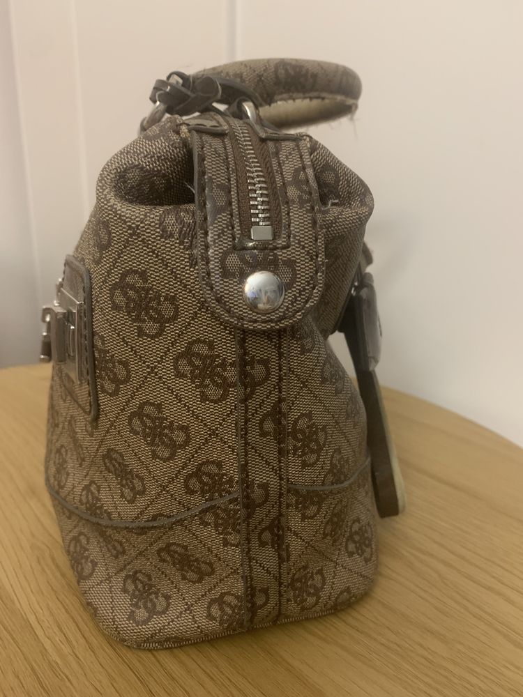 Torebka Firmy Guess kolor Brązowy