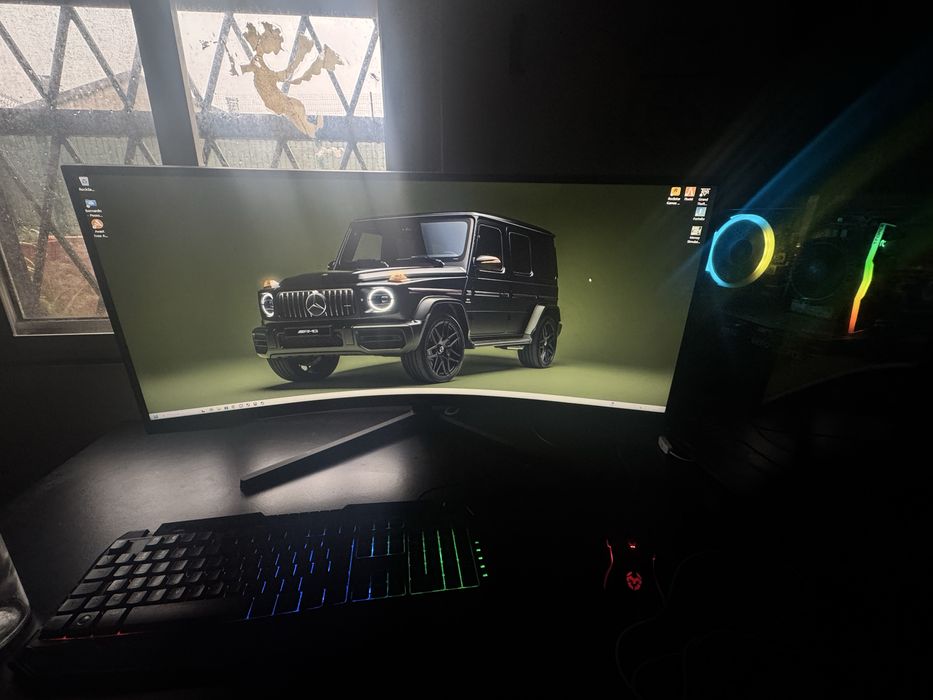 Torre Gaming MSI com monitor e acessorios