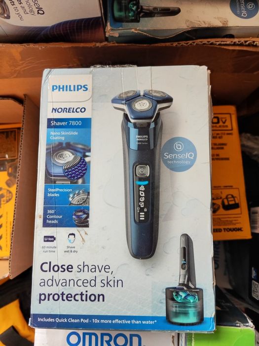 Електробритва Philips S7885/85 у максимальній комплектації