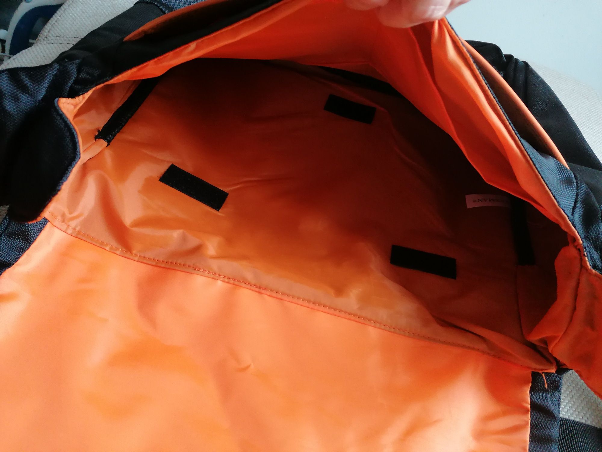 Torba na laptopa i materiały biurowe