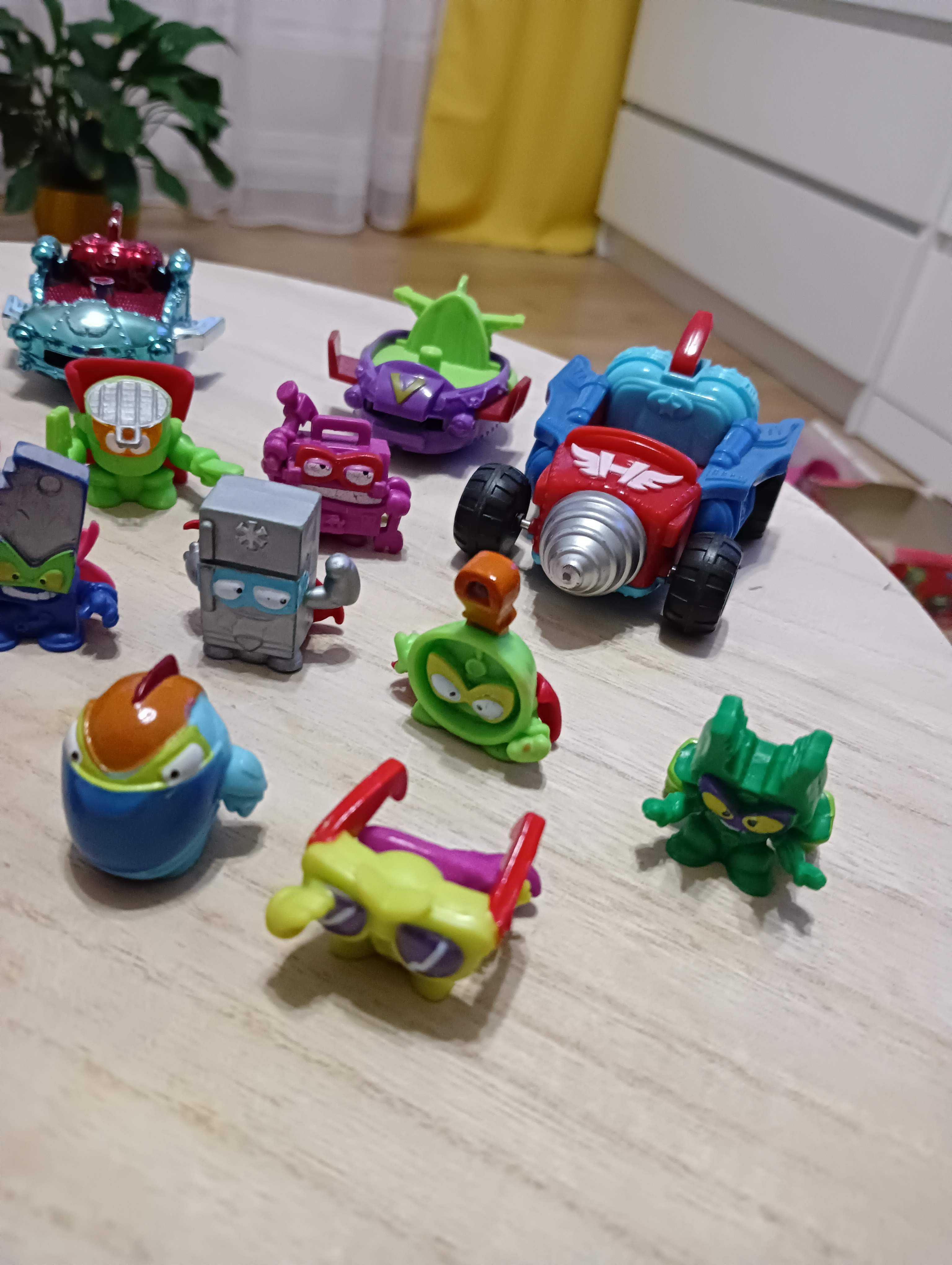 Super zings seria 4  figurki kolekcjonerskie i pojazdy