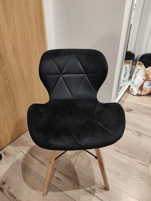 Krzesło czarne z drewnianymi nóżkami