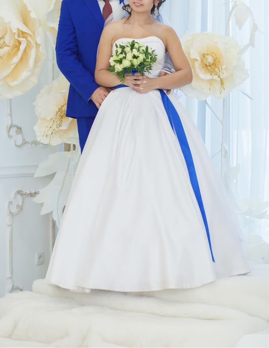 Весільна сукня свадебное атласное платье. Синяя лента снимается.