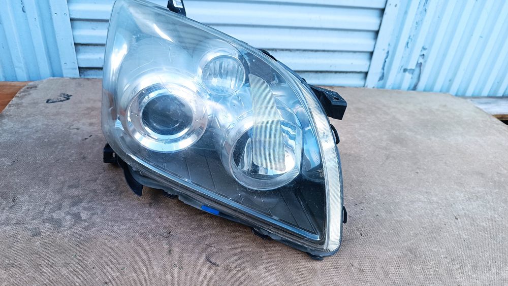 Vendo farol direito de Toyota Avensis T25 ano 2005/08