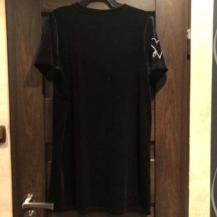 Czarna sukienka welurowa z haftami H&M Divided [38]