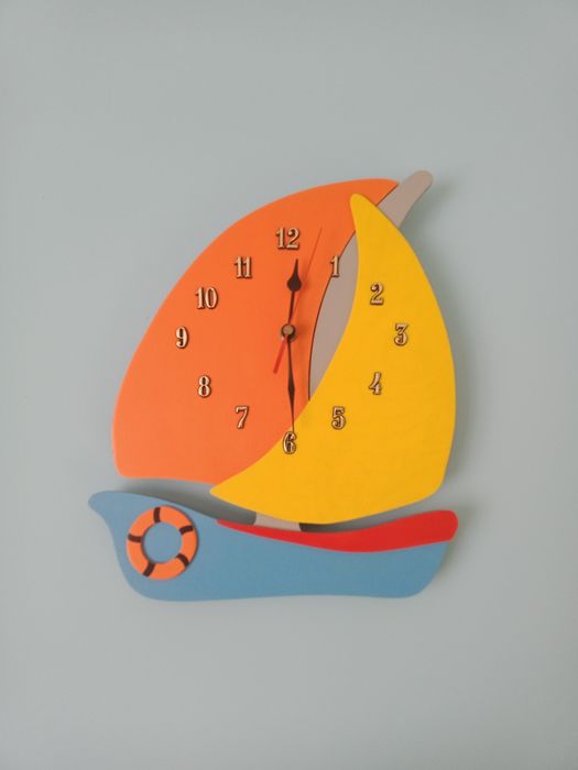 Zegarek ścienny do pokoju dziecięcego drewniany.