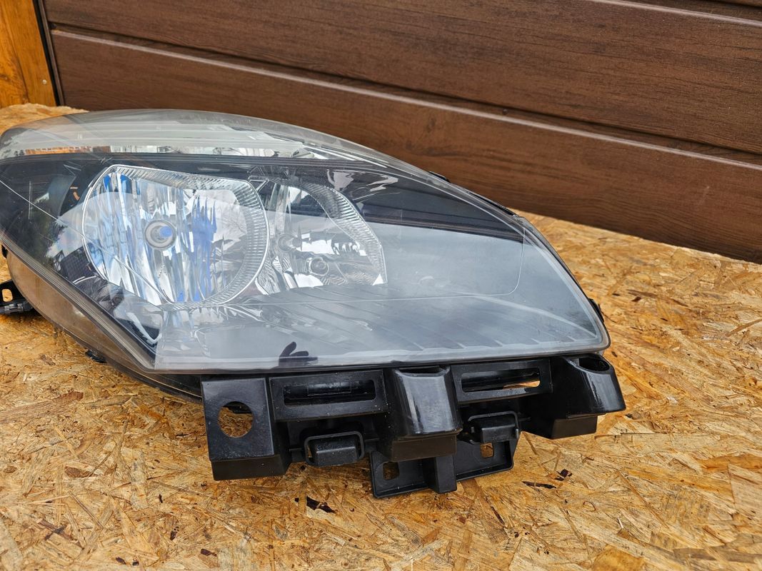 Renault Megane Scenic Iii 09-16r Lampa Prawy Przód Prawa Przednia ciem