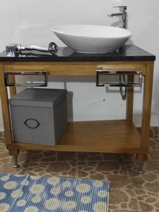 Movel de casa de banho com toalheiro e arrumação lateral