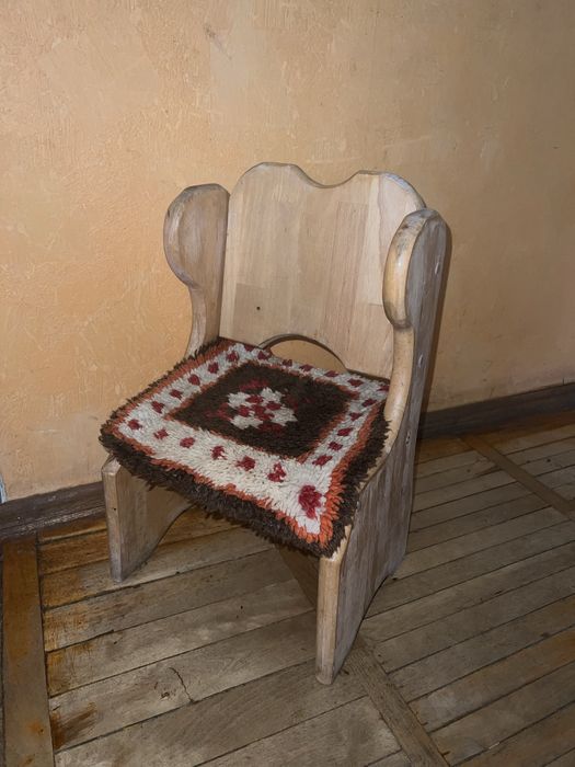 Деревʼяний стільчик