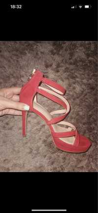 Sandalias vermelhas