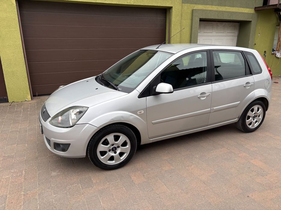 Sprzedam Ford fiesta z małym przebiegiem