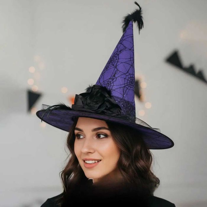 Капелюх відьми з трояндою