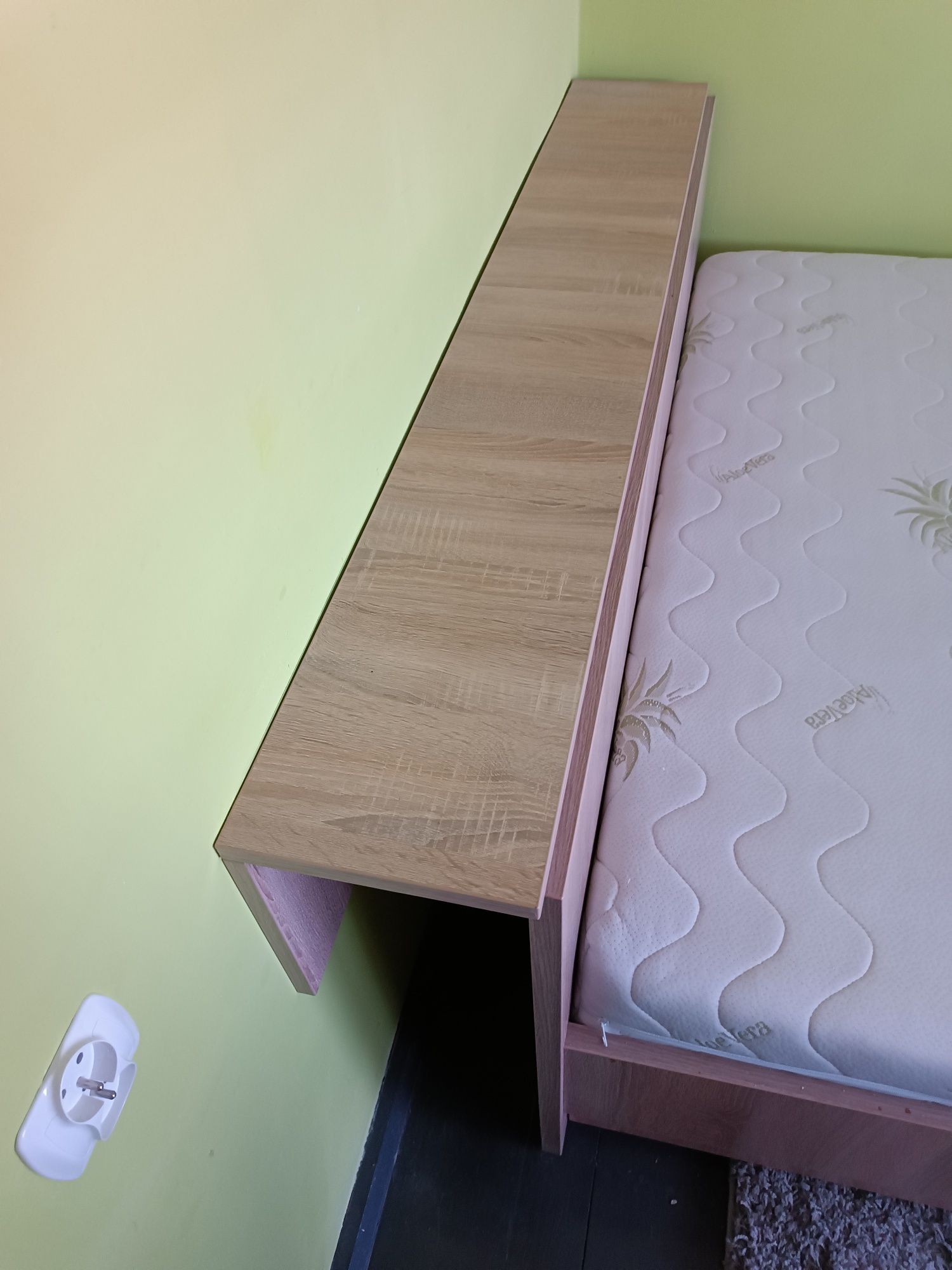 Sprzedam łóżko z materacem (robione przez stolarza)+ półka wisząca