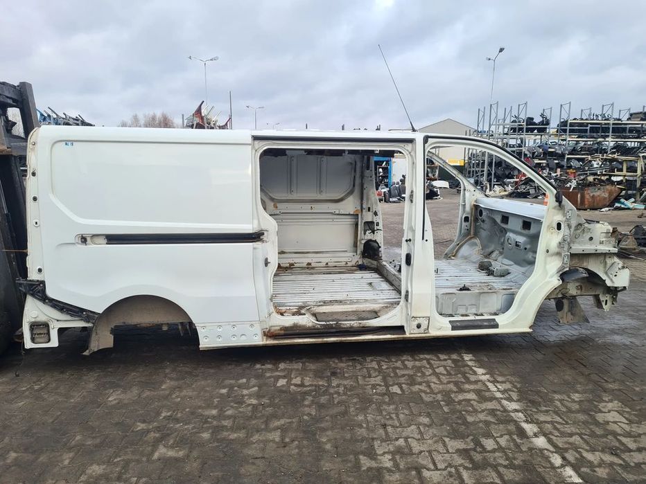 BOK PRAWY BŁOTNIK POSZYCIE RENAULT TRAFIC III LONG Vivaro B 2014-