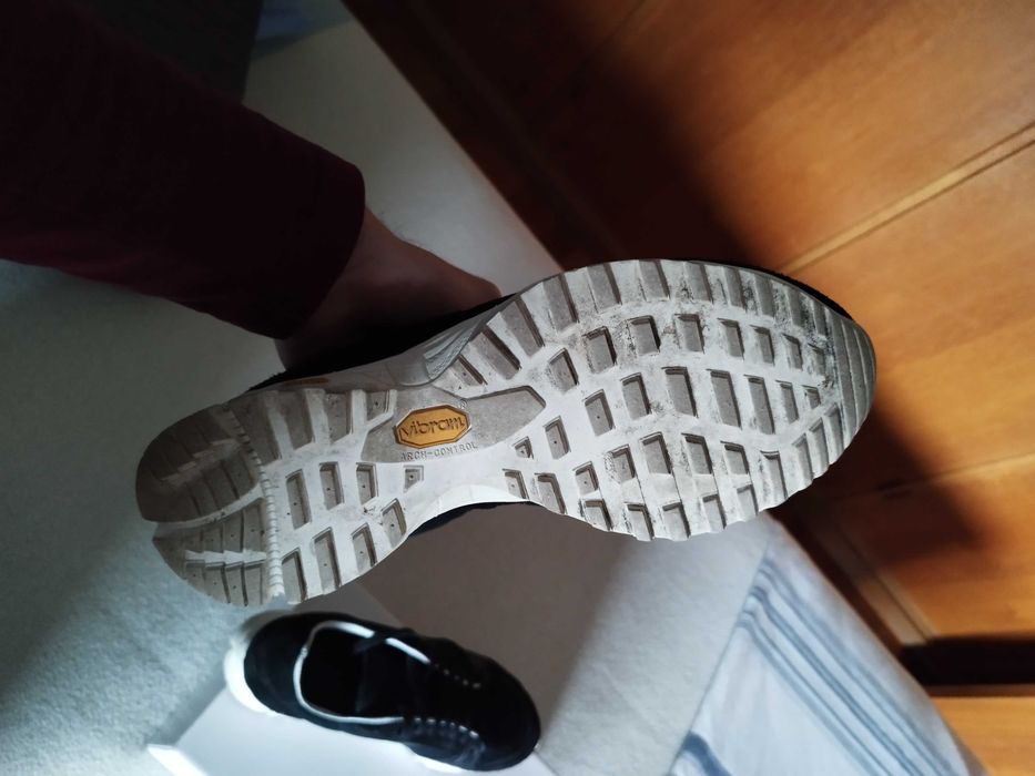 Sapatilhas em Pele (Marca - Vibram) (Tam 41)