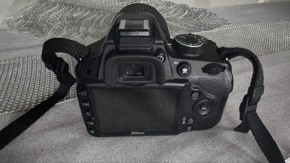 Nikon D3200 z obiektywem, torbą i ladowarką