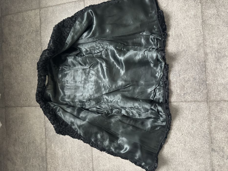 czarne futerko z karakull