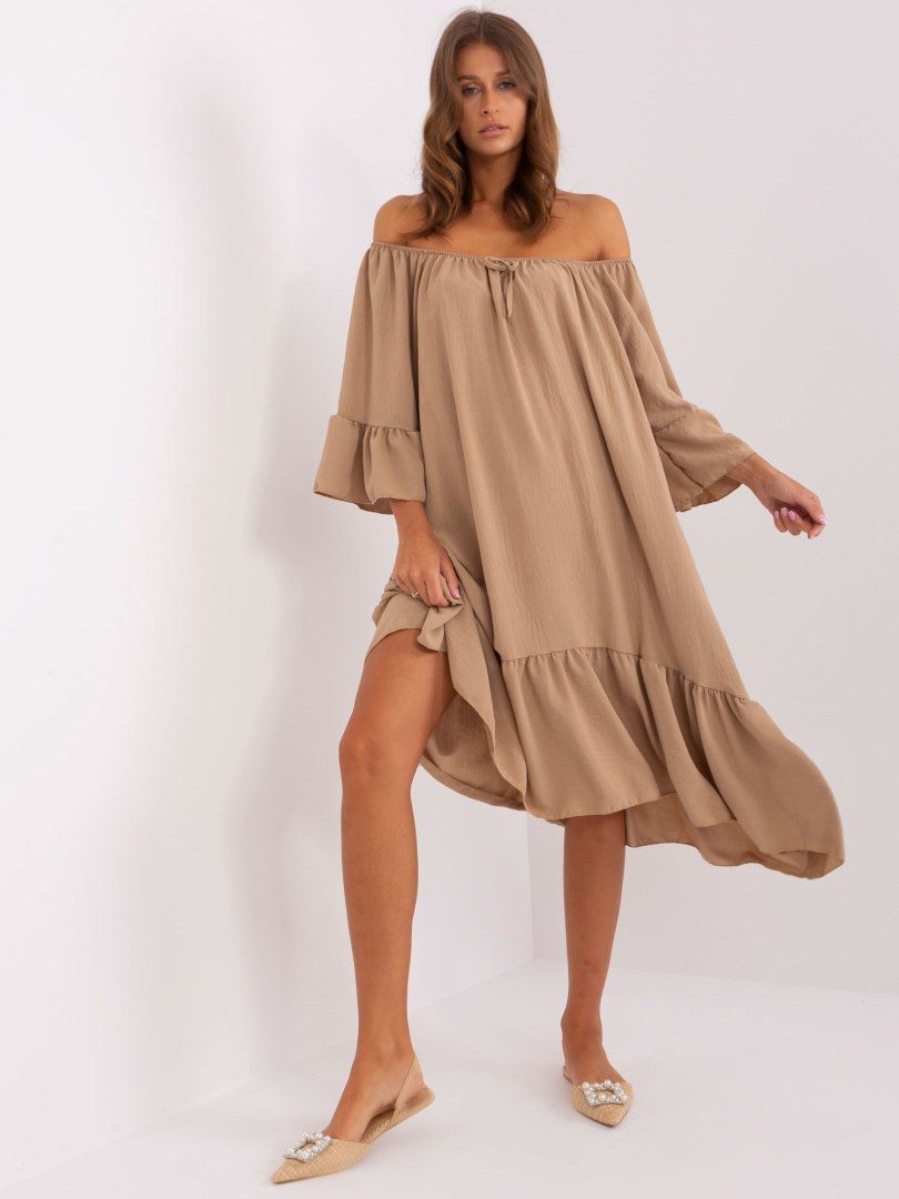 Camelowa sukienka oversize z falbanką