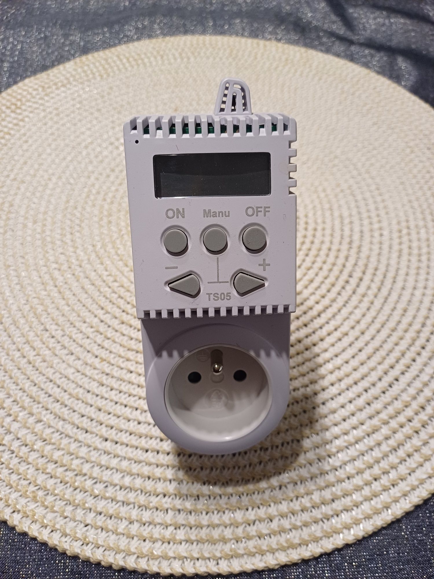 Elektroniczny termostat gniazdkowy TS05 regulator temperatury