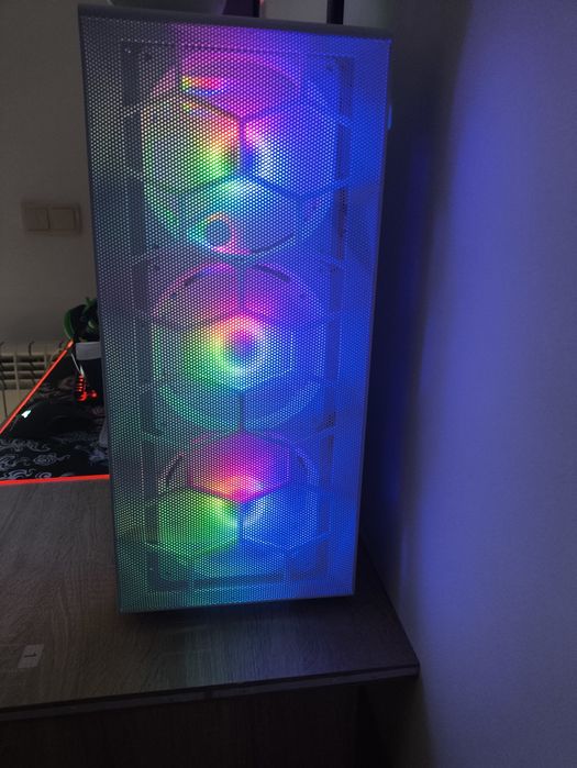 Torre gaming e acessórios.