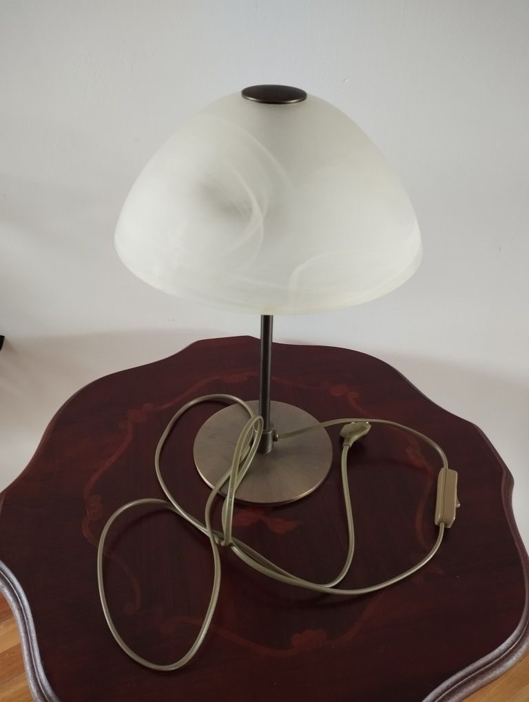 Lampka nocna metalowa ze szklanym kloszem