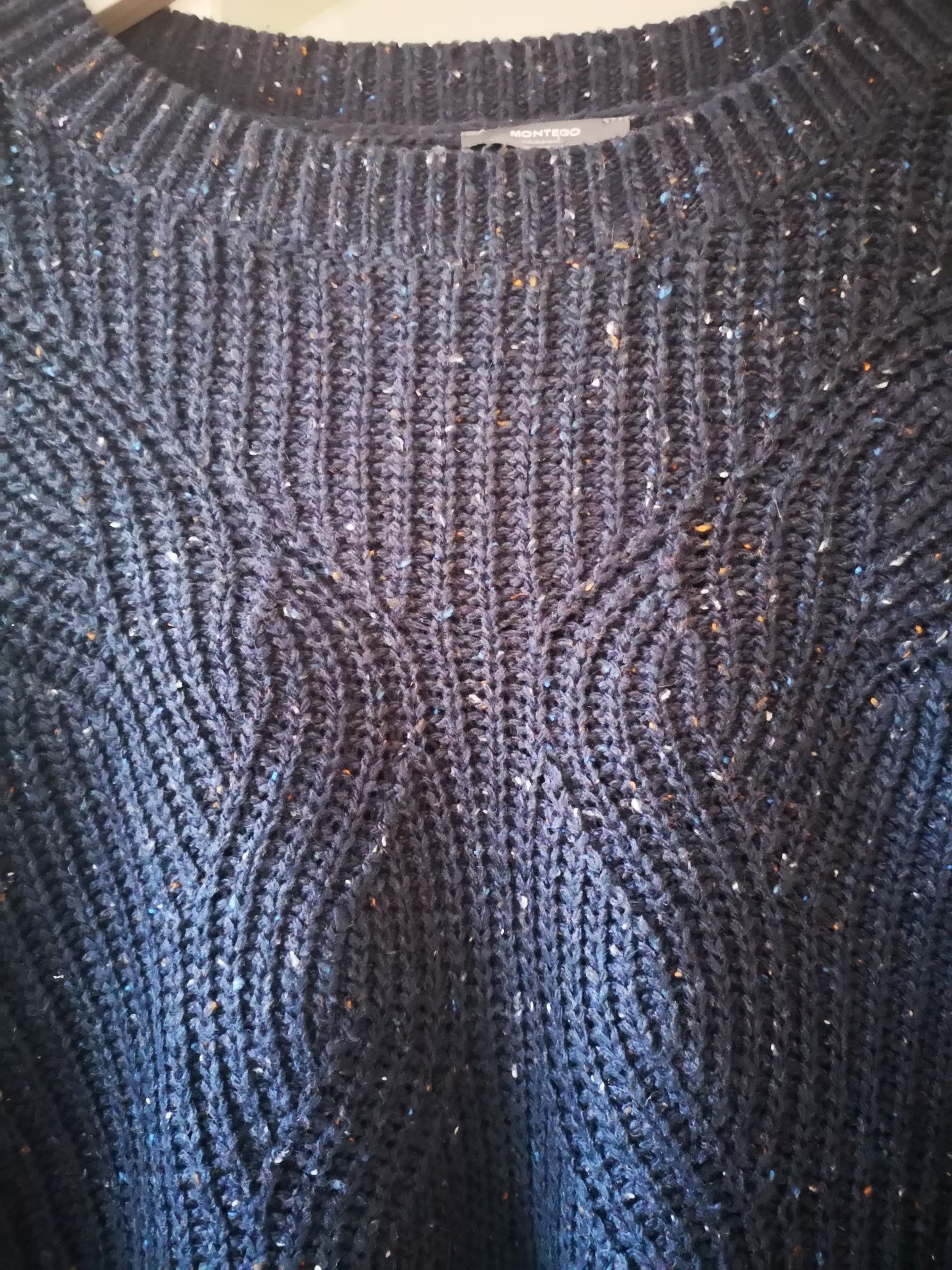 Granatowy sweter z wełną, rozmiar L