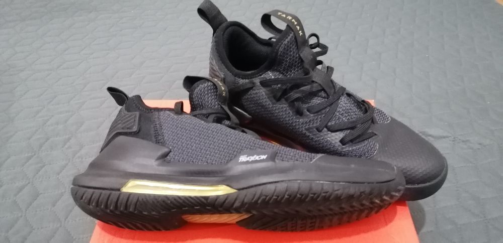 Botas de Basquetebo de cano baixo Adulto Preto/Dourado
