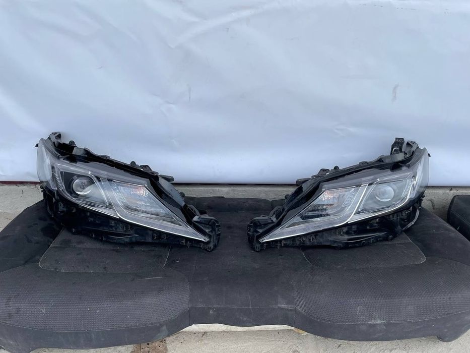Фари передні на Toyota Camry 70 Тойота камрі 17-24 року