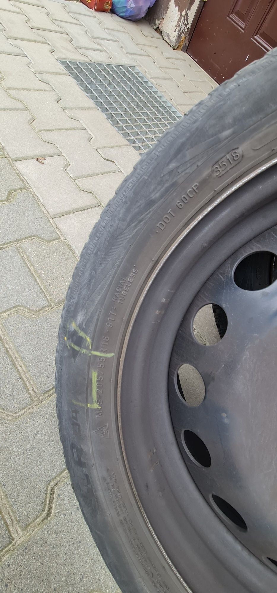 Opony zimowe Nokian WR D4 205/55R16 91 T z felgami,kołpakami i śrubami