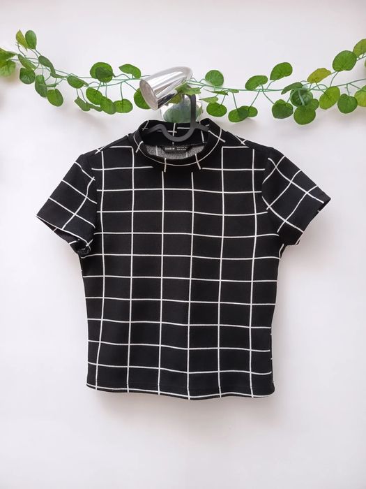 Top Preto com Quadrados Brancos