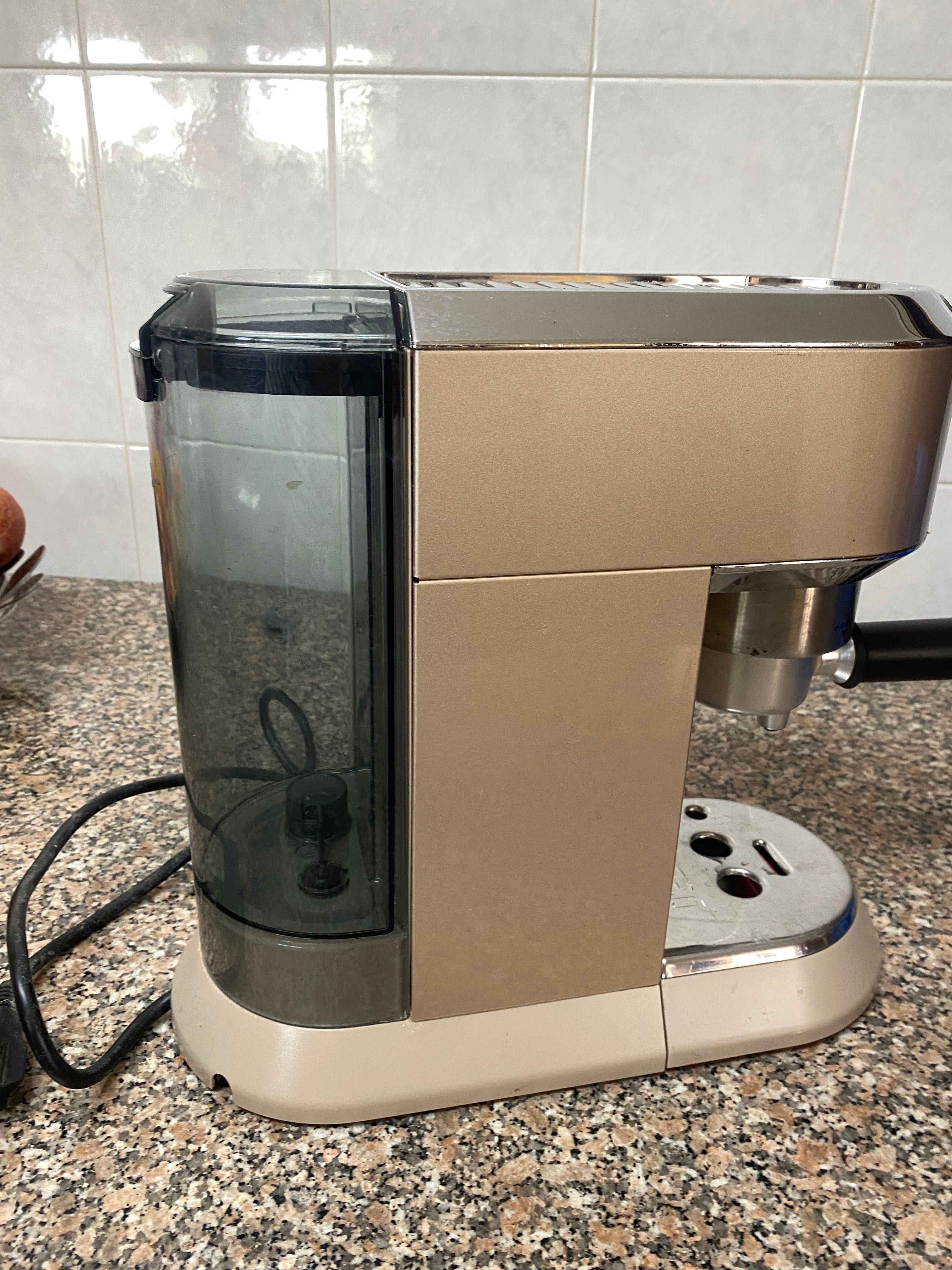 Máquina de Café com punho Delonghi