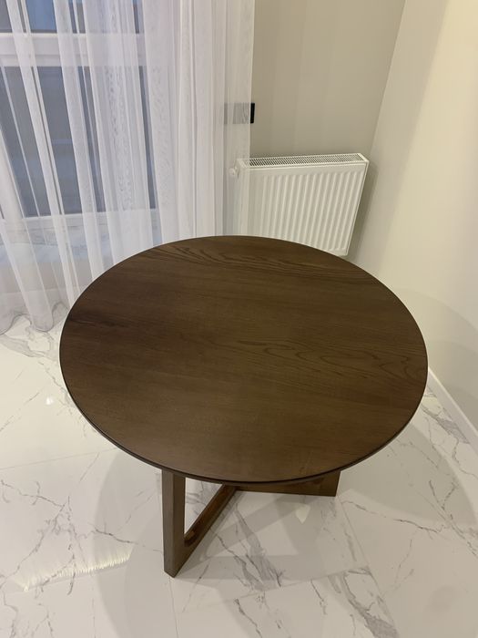 Дубовий стіл на дубовій ніжці,діамтр 90 см.